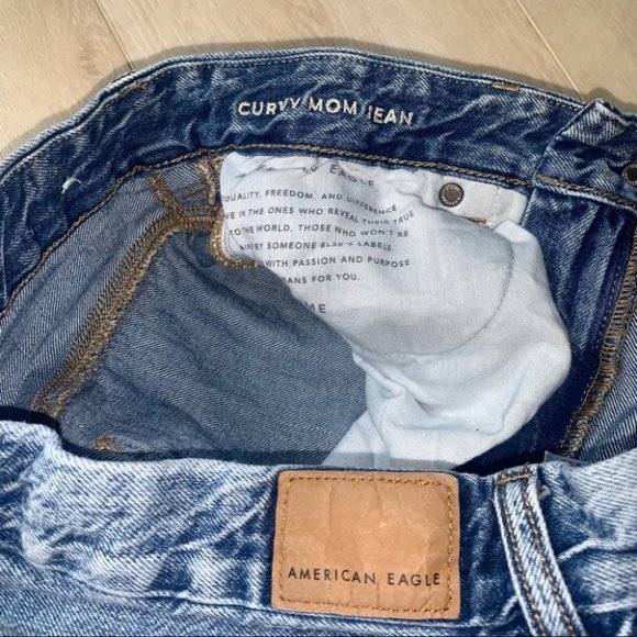 American Eagle Curvy Mom Jeans‎ Women’s Size 6 US Blue Denim High Waisted Ripped - Picture 8 of 10